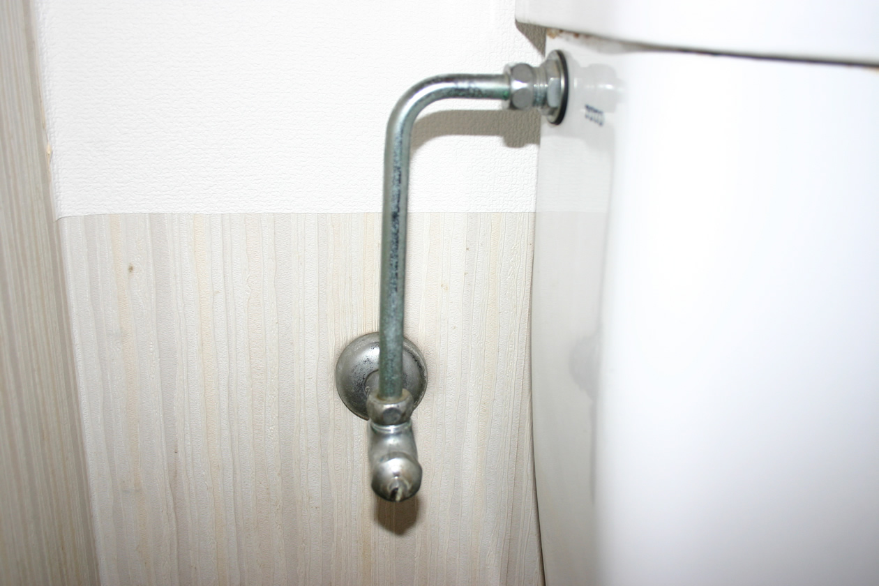 トイレ床修理と温水洗浄便座