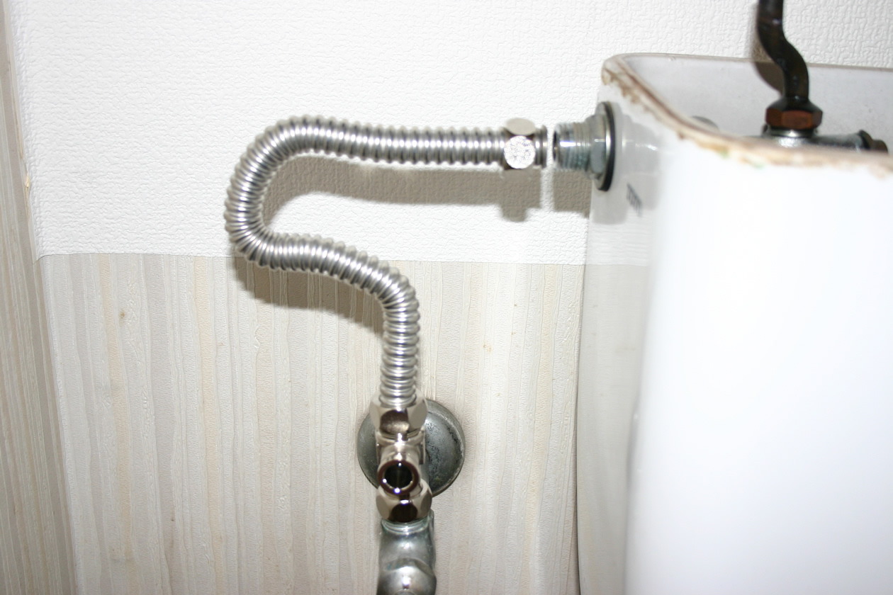 トイレ床修理と温水洗浄便座